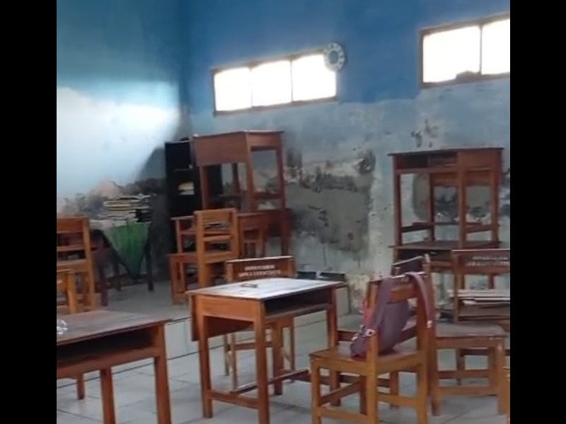 PENGECATAN RUANG KELAS 2 SDN 5 SUMBEREJO  PADA  17 JUNI 2025
